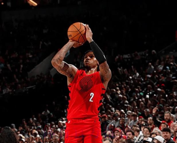 凯莱布-乐福全场18中8，三分12中5得到21分4篮板4助攻1抢断